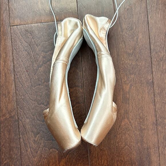 Gaynor Minden Pink Satin Ballet Pointe Shoes, Size 6.5 - Picture 2 of 13